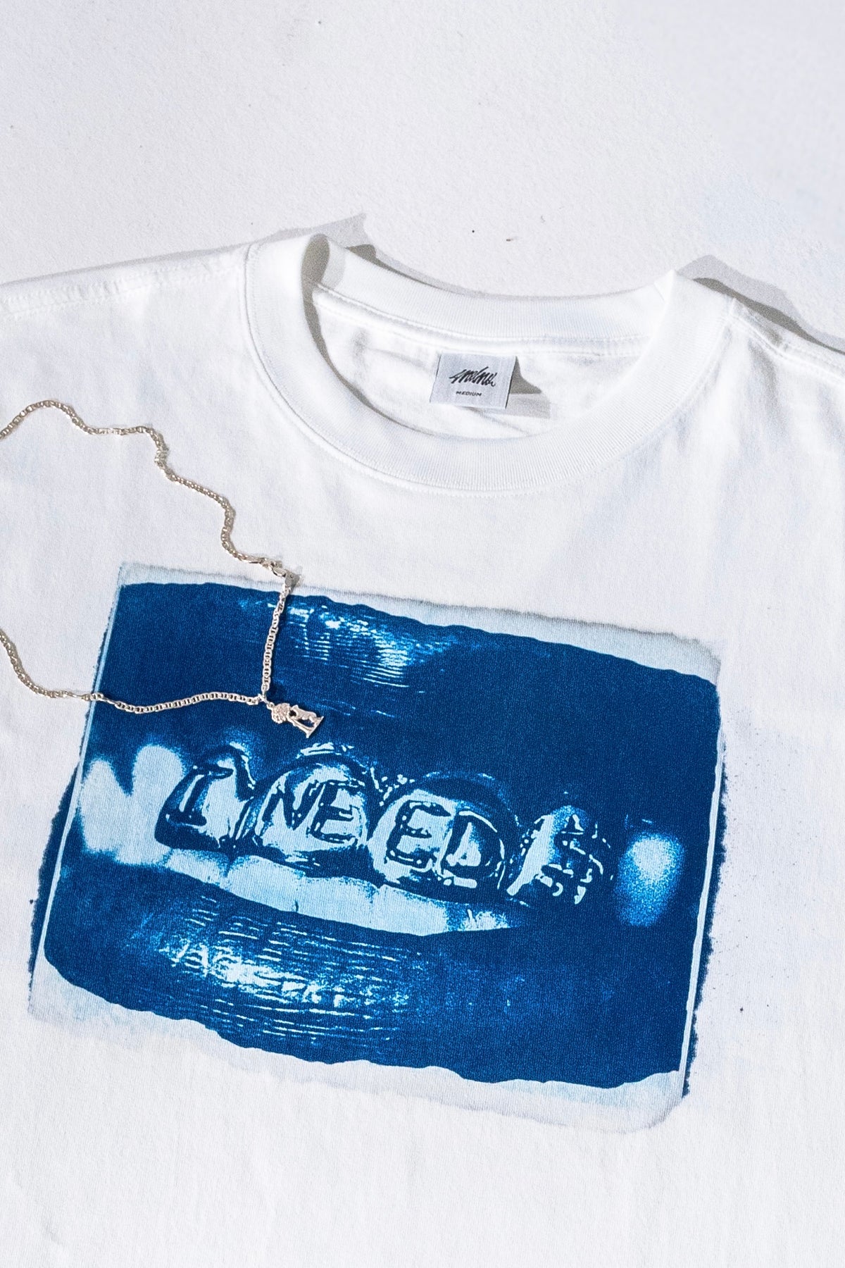 camiseta de moda urbana sostenible con mensaje I Need $