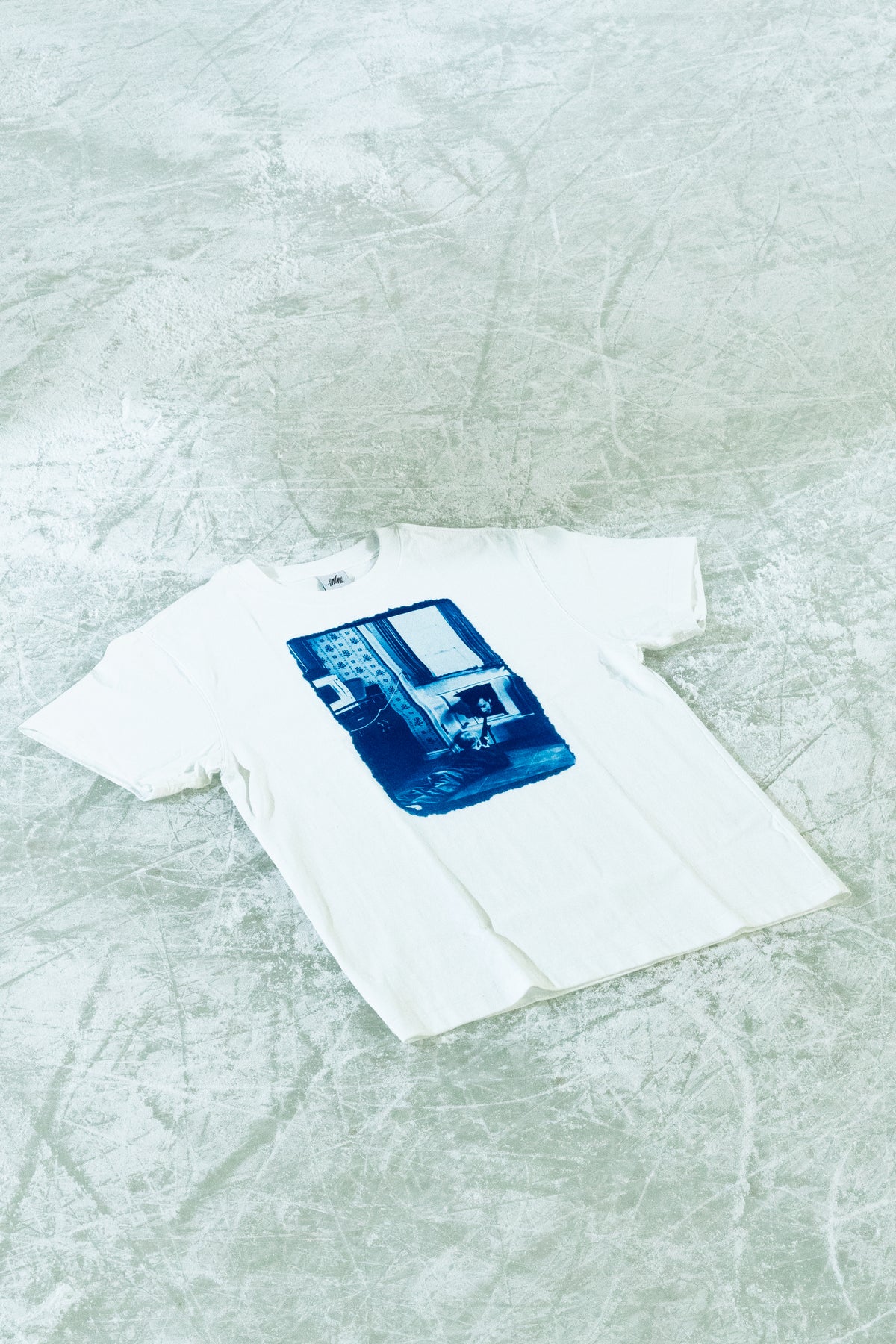 camiseta de moda urbana sostenible con diseño Home Alone