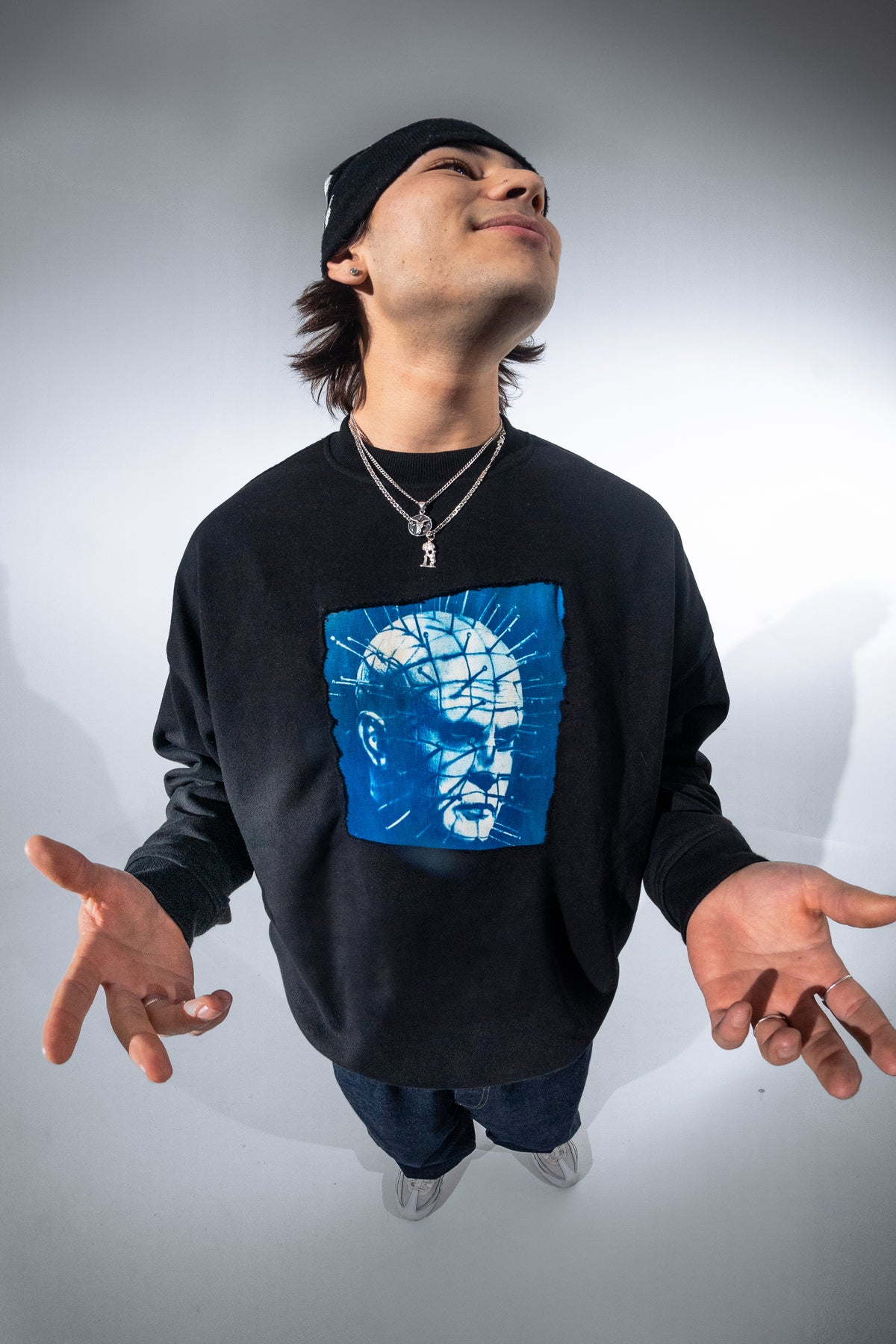 modelo sweater urbano sostenible con diseño gráfico Heelriser