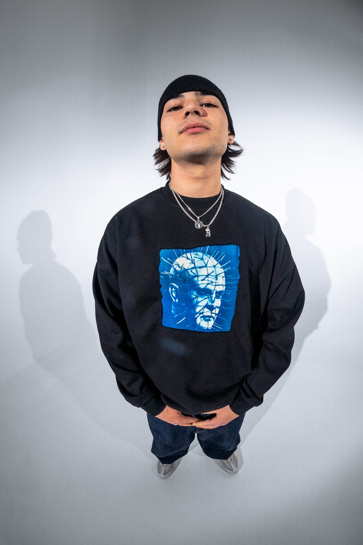 modelo de frente sweater urbano sostenible con diseño gráfico Heelriser
