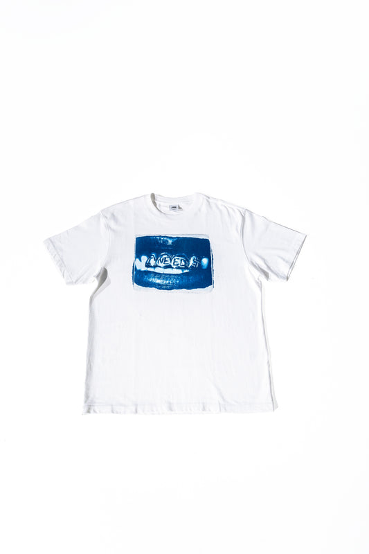 camiseta de moda urbana sostenible con mensaje I Need $